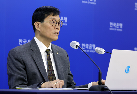 이창용 한국은행 총재가 11일 서울 중구 한국은행에서 4월 금융통화위원회 금리 결정에 대한 기자간담회를 하고 있다. [사진 공동취재단]